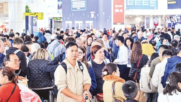 Chiều 4/1, lượng hành khách qua Cảng hàng không quốc tế Nội Bài tăng cao.