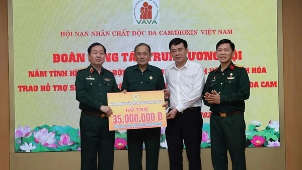 Ban tổ chức trao hỗ trợ cho gia đình ông Lê Đình Dễnh sửa chữa nhà ở.