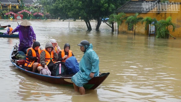 Đợt mưa lũ vừa qua trên địa bàn thành phố Đà Nẵng đã làm nhiều gia đình bị thiệt hại nghiêm trọng.