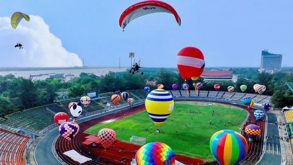 Sân vận động Cần Thơ tổ chức Lễ hội khinh khí cầu năm 2023 thu hút đông du khách.