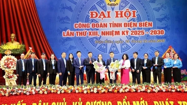 Đồng chí Phan Văn Anh, Phó Chủ tịch Tổng Liên đoàn Lao động Việt Nam cùng đại diện lãnh đạo tỉnh Điện Biên tặng hoa chúc mừng các đồng chí được tín nhiệm bầu tham gia Ban Chấp hành Liên đoàn Lao động tỉnh Điện Biên khóa 13.