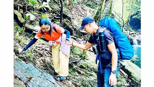 Quang (người dân tộc Cơ Tu) cùng khách khám phá vẻ đẹp của rừng Bạch Mã (thành phố Huế). 