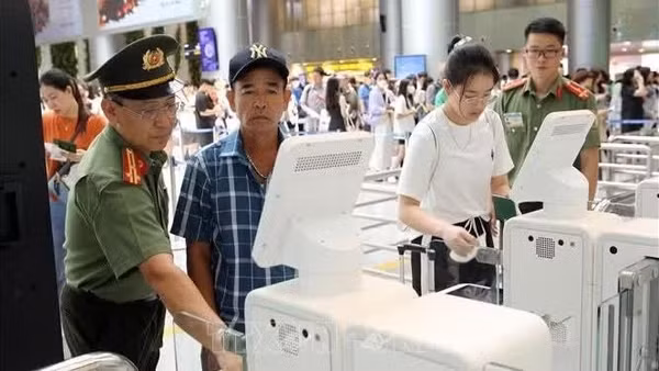 Việc kết nối dữ liệu điện tử góp phần nâng cao hiệu quả quản lý xuất nhập cảnh và nghĩa vụ thuế. (Ảnh: TTXVN) 
