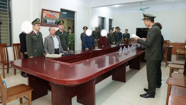 Cơ quan An ninh điều tra Công an tỉnh Hưng Yên đọc quyết định khởi tố vụ án hình sự, khởi tố bị can, lệnh khám xét chỗ ở, lệnh bắt bị can để tạm giam đối với Vũ Như Anh.