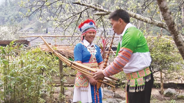 Người H,Mông tại bản Mùa Xuân gặp gỡ đầu năm mới.