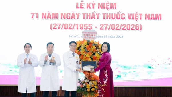 Phó Chủ tịch Quốc hội Nguyễn Thị Thanh tặng hoa và quà chúc mừng Bệnh viện E.