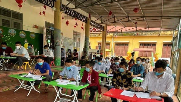 Đảng viên dự họp sinh hoạt chi bộ mẫu tại bản Huổi Hâu. 