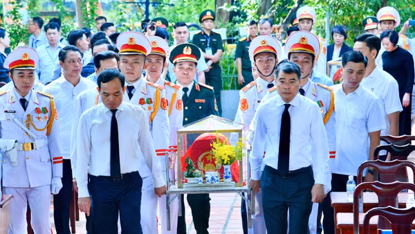Thủ tướng Lê Minh Hưng cùng các đồng chí lãnh đạo thực hiện nghi thức quy tập hài cốt liệt sĩ tại Công viên Lê Thị Riêng. (Ảnh: Thanh Giang)