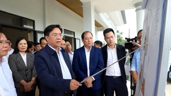 Chủ tịch Ủy ban nhân dân tỉnh Phú Thọ Trần Duy Đông kiểm tra việc thực hiện dự án Khu công nghiệp Đoan Hùng.