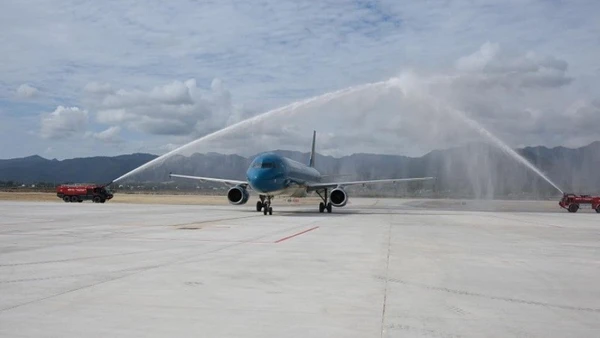 Tàu bay A321 của Vietnam Airlines tại sân bay Điện Biên.