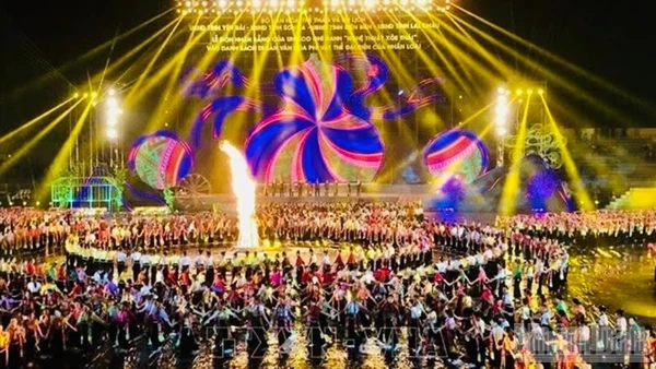 Màn đại xòe Thái tại Lễ hội. (Ảnh: THANH SƠN)