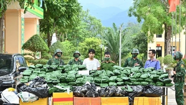 Một đối tượng và tang vật bị bắt giữ trong Chuyên án A825p. (Ảnh: Báo Biên phòng)