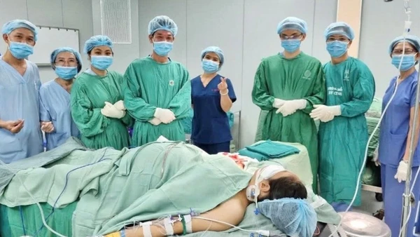 Ê-kíp bác sĩ Bệnh viện đa khoa Bình Dương hoàn tất ca vi phẫu kỹ thuật cao.