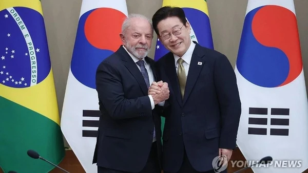 Tổng thống Lee Jae Myung (phải) và Tổng thống Brazil Luiz Inacio Lula da Silva chụp ảnh lưu niệm trước thềm cuộc hội đàm thượng đỉnh tại Phủ Tổng thống Cheong Wa Dae ở Seoul vào ngày 23/2/2026. (Ảnh: Yonhap)