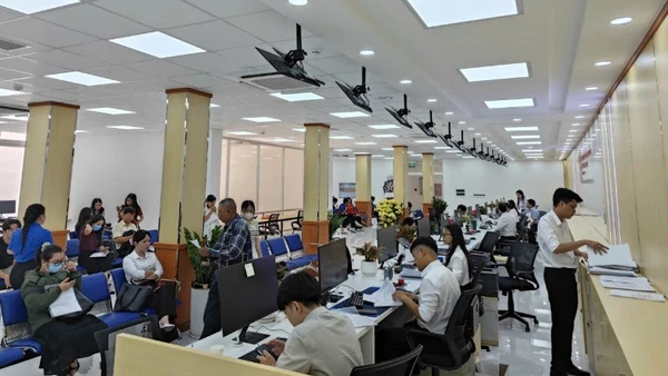 Mới đưa vào hoạt động song đã có rất đông người dân tới Trung tâm Phục vụ hành chính công Thành phố Hồ Chí Minh để thực hiện các thủ tục. (Ảnh: Thế Anh) 