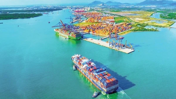 Cảng quốc tế Cái Mép-Thị Vải, cửa ngõ kết nối giao thương hàng hóa đường thủy giữa các tỉnh nam bộ và trung chuyển quốc tế. (Ảnh: NGUYỄN VĂN KHỞI)