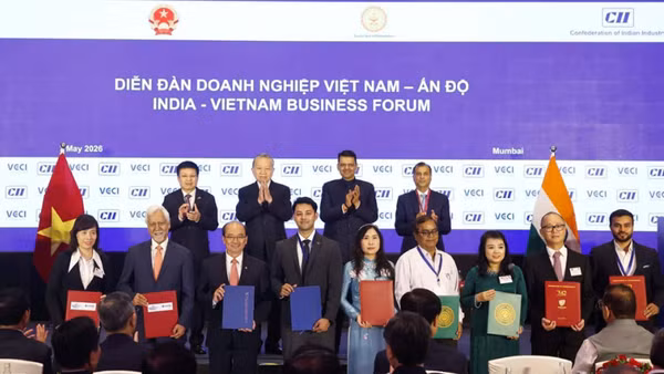 Dưới sự chứng kiến của Tổng Bí thư, Chủ tịch nước Tô Lâm, bà Lê Thị Cẩm Tiên - Chủ tịch hội đồng quản trị BIOWAY Việt Nam (thứ ba từ phải sang), chụp ảnh cùng đại diện PJTAU và các đối tác khác tại lễ ký kết hợp tác giữa doanh nghiệp hai nước.