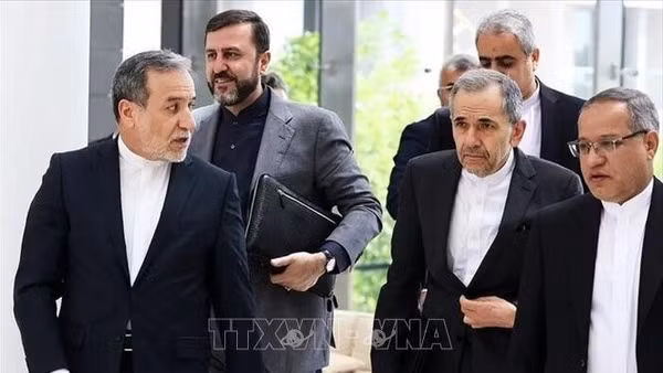 Phái đoàn của Iran, do Ngoại trưởng Abbas Araqchi (trái) dẫn đầu, tới vòng đàm phán thứ 5 với phái đoàn Mỹ tại Đại sứ quán Oman ở Rome, Italy ngày 23/5/2025. (Ảnh: IRNA/TTXVN)