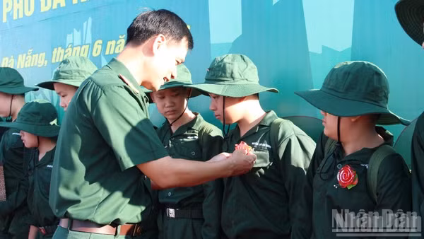 Động viên các chiến sĩ nhỏ sẵn sàng xuất quân.