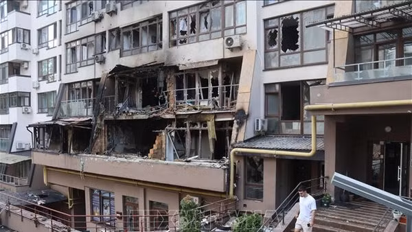 Tòa nhà bị trúng không kích ở Kiev, Ukraine. (Ảnh tư liệu: THX/TTXVN)