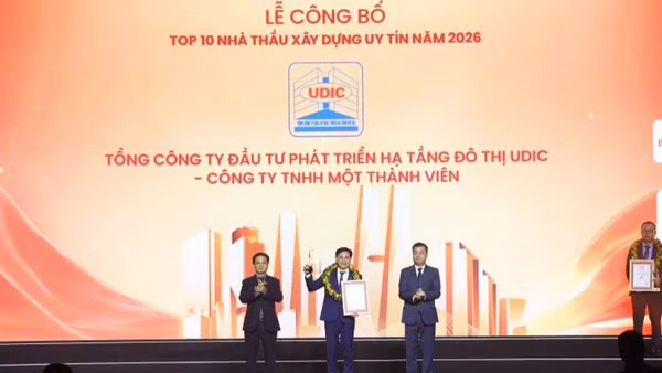 Ông Đỗ Đức Thịnh - Phó Tổng Giám đốc Tổng công ty UDIC vinh dự nhận Cúp và Giấy chứng nhận từ Ban tổ chức.