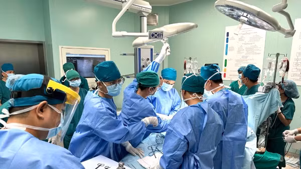 Bệnh nhân được ê-kíp phẫu thuật Bệnh viện Nhi đồng thành phố can thiệp xử trí. 