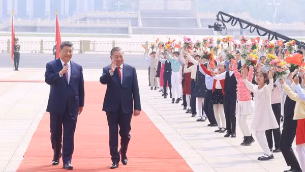 Sáng 15/4/2026, tại Đại lễ đường Nhân dân ở thủ đô Bắc Kinh, Tổng Bí thư, Chủ tịch Trung Quốc Tập Cận Bình và Phu nhân chủ trì Lễ đón trọng thể Tổng Bí thư, Chủ tịch nước Tô Lâm và Phu nhân thăm cấp Nhà nước đến Trung Quốc theo nghi thức cao nhất dành cho nguyên thủ quốc gia. (Ảnh: TTXVN)
