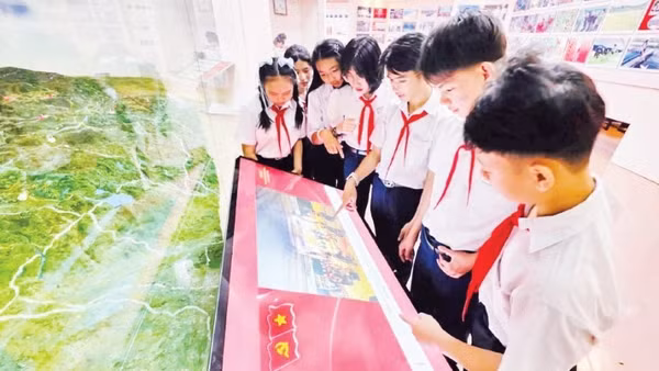 Học sinh Trường trung học cơ sở Hải Ninh (xã Hải Ninh, tỉnh Lâm Đồng) trải nghiệm màn hình tương tác tại Bảo tàng Lâm Đồng. (Ảnh: BTC)