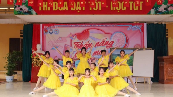 Tiết mục múa liên khúc của các em học sinh Trường tiểu học Đông Lĩnh biểu diễn.