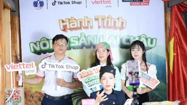 Người dân vùng cao được Viettel Post hướng dẫn, tham gia bán hàng trên nền tảng thương mại điện tử. (Ảnh: TUẤN ANH)