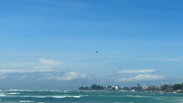 Trực thăng của Sư đoàn 372, Quân chủng Phòng không-Không quân tổ chức tìm kiếm 3 người mất tích trên vùng biển đặc khu Lý Sơn.