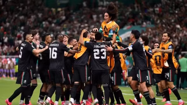 Các tuyển thủ Mexico ăn mừng khi giành tấm vé đi tiếp. (Ảnh: FIFA)