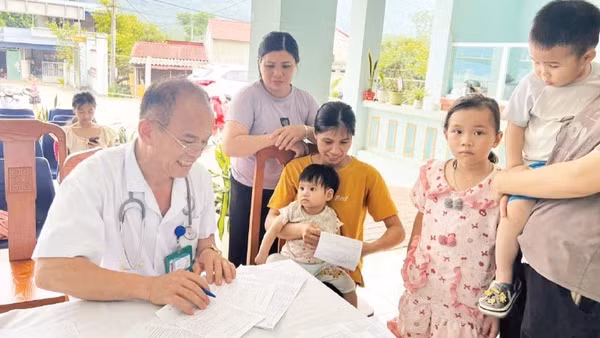 Khám và cho trẻ uống Vitamin A tại Trạm Y tế xã Bạch Thông. (Ảnh: TUẤN SƠN)