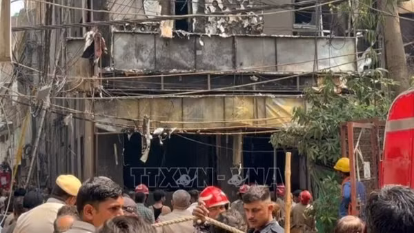Hiện trường vụ hỏa hoạn tại tòa nhà ở khu Malviya Nagar, phía nam Thủ đô New Delhi, Ấn Độ ngày 3/6.