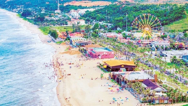 Bãi biển Tiến Thành (phường Tiến Thành) có nhiều khu đô thị phù hợp vừa khám bệnh, vừa nghỉ dưỡng.