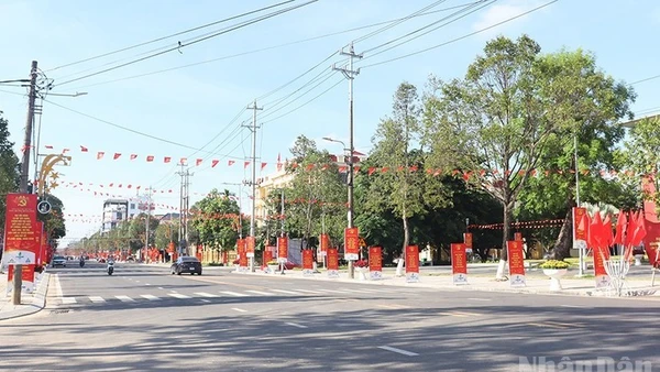 Các tuyến phố chính tại trung tâm tỉnh lỵ Quảng Ngãi rợp cờ hoa chào mừng Đại hội đại biểu Đảng bộ tỉnh Quảng Ngãi lần thứ nhất, nhiệm kỳ 2025-2030. 