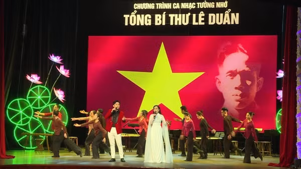 Các nghệ sĩ biểu diễn trong chương trình tưởng nhớ Tổng Bí thư Lê Duẩn tại Thành phố Hồ Chí Minh.