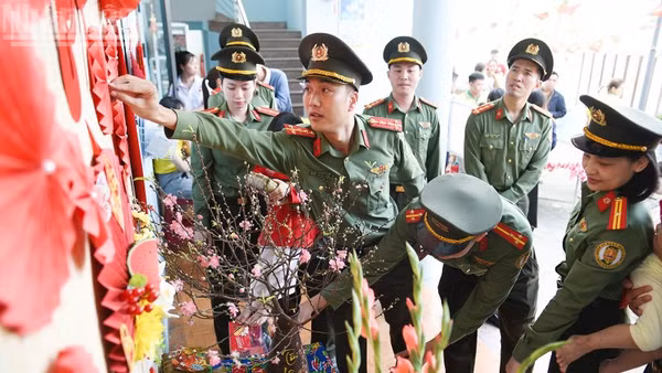 Các tình nguyện viên tham gia trang trí Tết tại Trung tâm.