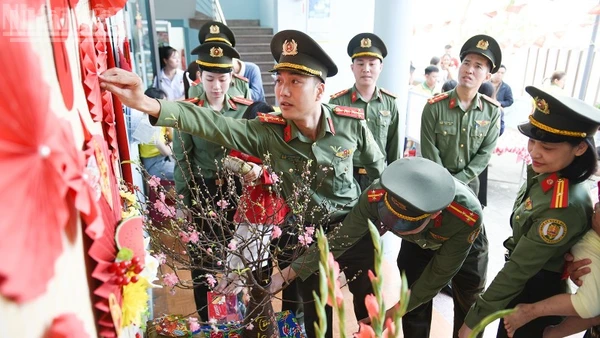 Các tình nguyện viên tham gia trang trí Tết tại Trung tâm.