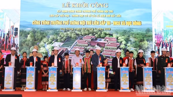 Phó Thủ tướng Thường trực Chính phủ Nguyễn Hòa Bình cùng lãnh đạo các bộ, ngành và tỉnh Quảng Ngãi thực hiện nghi thức khởi công.