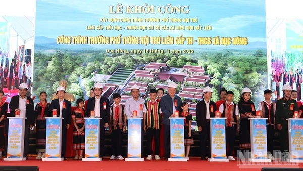 Phó Thủ tướng Thường trực Chính phủ Nguyễn Hòa Bình cùng lãnh đạo các bộ, ngành và tỉnh Quảng Ngãi thực hiện nghi thức khởi công.