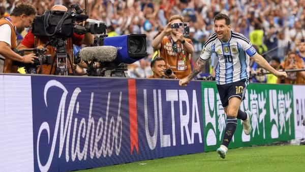 Cầu thủ Messi (đội tuyển Argentina) ăn mừng chiến thắng trong trận đấu thuộc bảng J (Ảnh: FIFA)