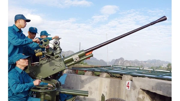 Khẩu đội pháo phòng không tự vệ Công ty Tuyển than Hòn Gai Vinacomin (Bộ Chỉ huy quân sự tỉnh Quảng Ninh) luyện tập phương án chiến đấu. 