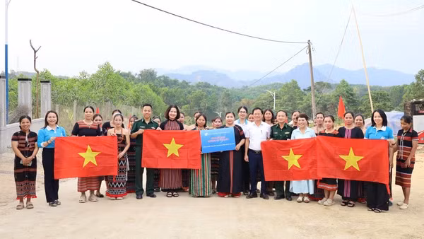 Trao tặng công trình góp phần xây dựng nông thôn mới vùng biên.