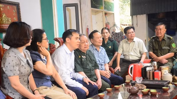 Ông Nguyễn Hữu Chấp (người thứ 4 từ trái sang) bày tỏ niềm vui khi có thêm một lần được góp sức xây dựng mảnh đất Điện Biên phát triển xứng đáng với tầm vóc "Chiến thắng Điện Biên Phủ lừng lẫy năm châu, chấn động địa cầu".