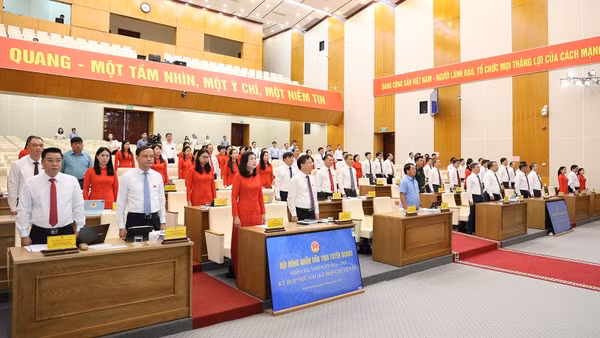 Đại biểu Hội đồng nhân dân tỉnh Tuyên Quang thực hiện nghi thức chào cờ.