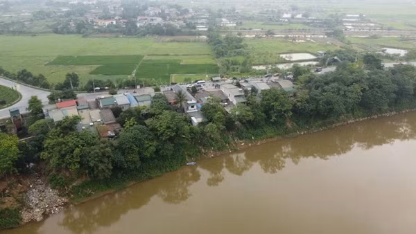 Khu vực sụt lún nằm ngay ven sông Thao.