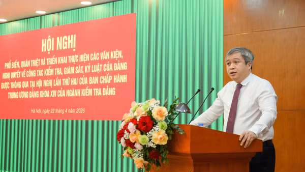 Đồng chí Trần Tiến Hưng, Ủy viên Trung ương Đảng, Phó Chủ nhiệm Thường trực Ủy ban Kiểm tra Trung ương chủ trì hội nghị phổ biến, quán triệt và triển khai thực hiện các văn kiện, nghị quyết về công tác kiểm tra, giám sát, kỷ luật của Đảng. (Ảnh: THẾ ĐẠI)