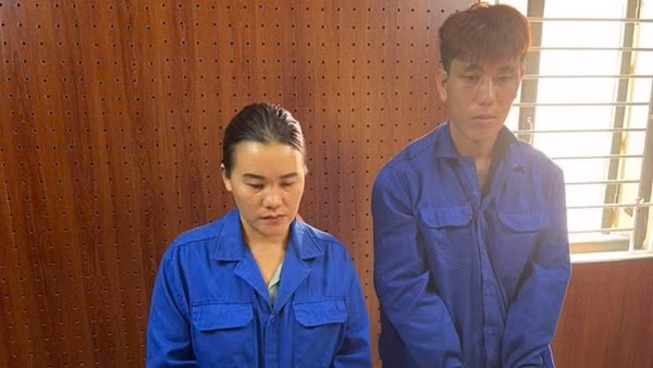 Hai đối tượng Bàn Sành Quang và Chảo Tả Mẩy cùng tang vật khi bị bắt giữ. (Ảnh: AN NINH ĐIỆN BIÊN)