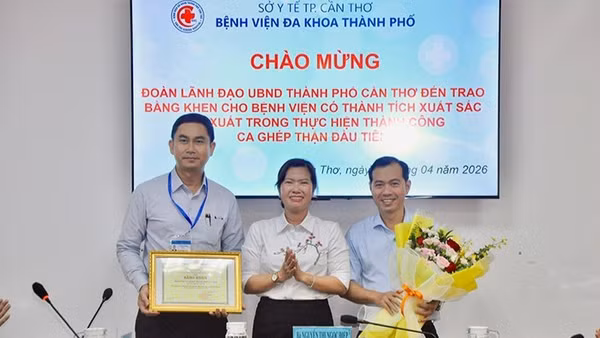 Phó Chủ tịch Ủy ban nhân dân thành phố Cần Thơ Nguyễn Thị Ngọc Điệp trao Bằng khen cho Bệnh viện đa khoa thành phố Cần Thơ.
